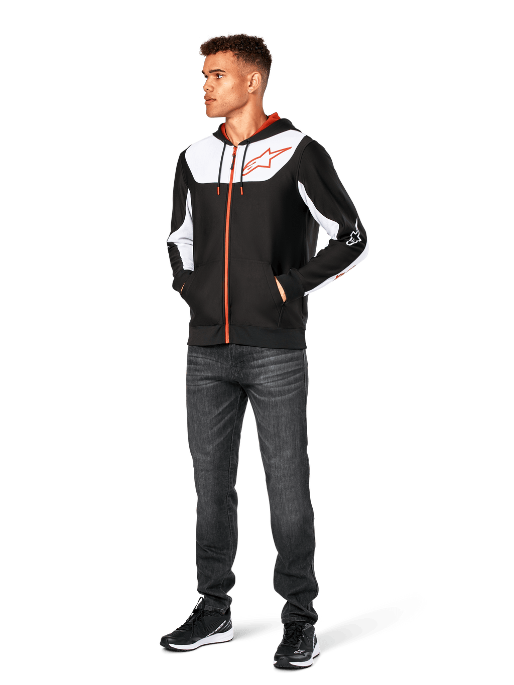 Alpinestars Sessions V3 Hoodie, codzienna bluza z kapturem na zamek, czarno-biało-czerwona, noszona przez modela z ciemnymi dżinsami i czarnymi sneakersami, białe panele color-block na klatce piersiowej i rękawach, czerwony zamek i detale sznurków, duże logo na piersi, polar poliestrowy, streetwear inspirowany motorsportem