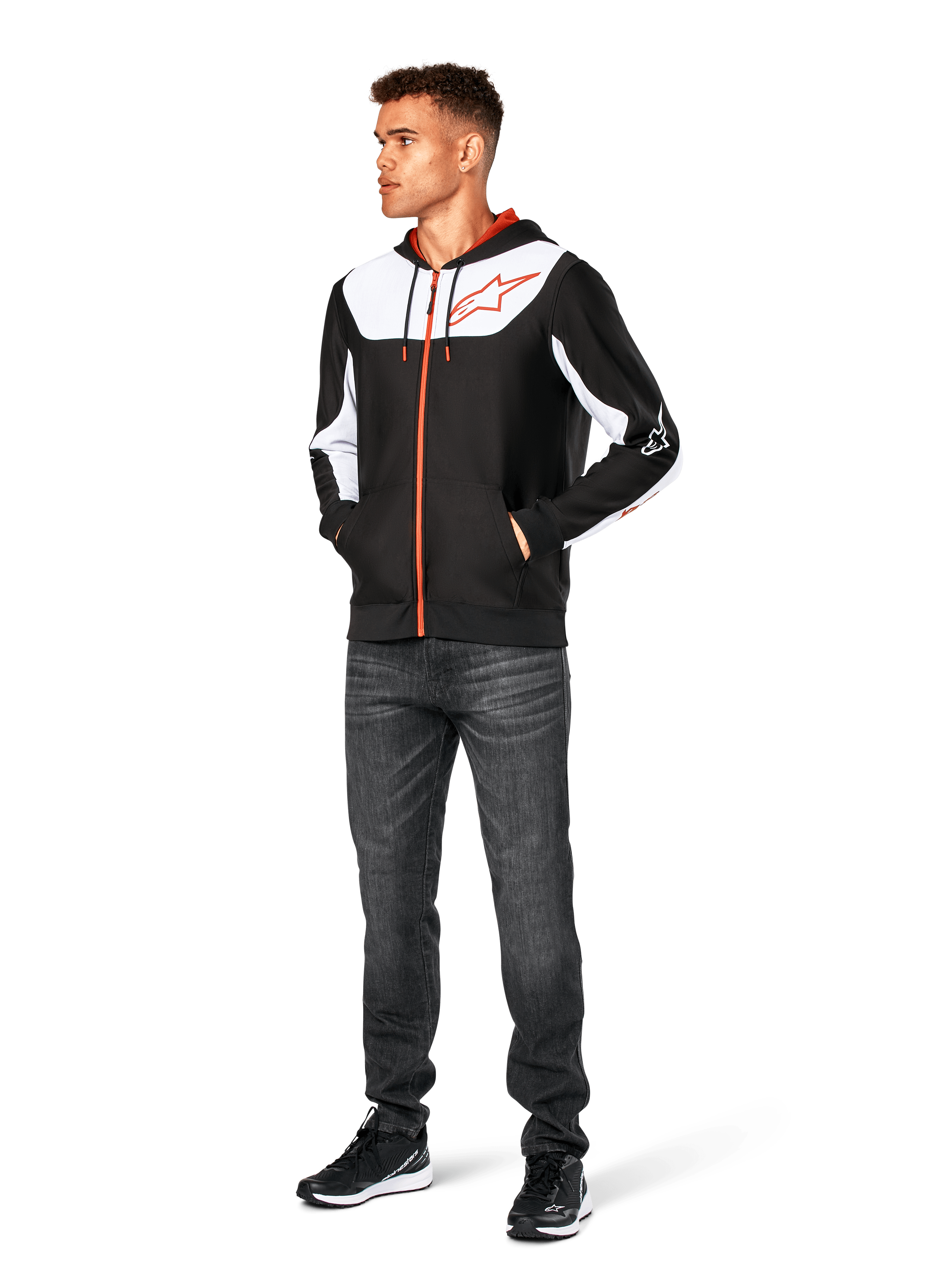 Alpinestars Sessions V3 Hoodie, codzienna bluza z kapturem na zamek, czarno-biało-czerwona, noszona przez modela z ciemnymi dżinsami i czarnymi sneakersami, białe panele color-block na klatce piersiowej i rękawach, czerwony zamek i detale sznurków, duże logo na piersi, polar poliestrowy, streetwear inspirowany motorsportem