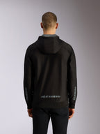 Alpinestars Sessions V3 Hoodie, widok od tyłu, czarna rozpinana bluza z kapturem, szary napis Alpinestars na dole pleców, logo Astars na rękawach, ściągacze na dole i przy mankietach, codzienna odzież streetwearowa w stylu motorsportowym