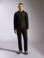 Alpinestars Sessions V3 Hoodie, rozpinana bluza z polaru z kapturem, czarna z szarym logo Astars na piersi i rękawach, sznurki z czerwonymi końcówkami, codzienna odzież streetwearowa inspirowana motorsportem