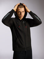 Alpinestars Sessions V3 Hoodie, czarna bluza z kapturem zapinana na zamek, szare logotypy Astars na przedramionach, kaptur z podszewką z siateczki i sznurkami z czerwonymi końcówkami, codzienna odzież typu streetwear inspirowana motorsportem