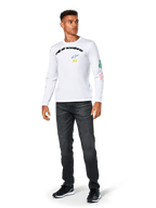 Alpinestars Brundo CSF Tee - Long Sleeve, biała, codzienna odzież sportowa, czarny napis „alpinestars” na piersi, niebieskie logo z gwiazdą i żółte inicjały „AS”, kolorowe grafiki na rękawie, noszona z ciemnymi dżinsami i czarnymi sneakersami