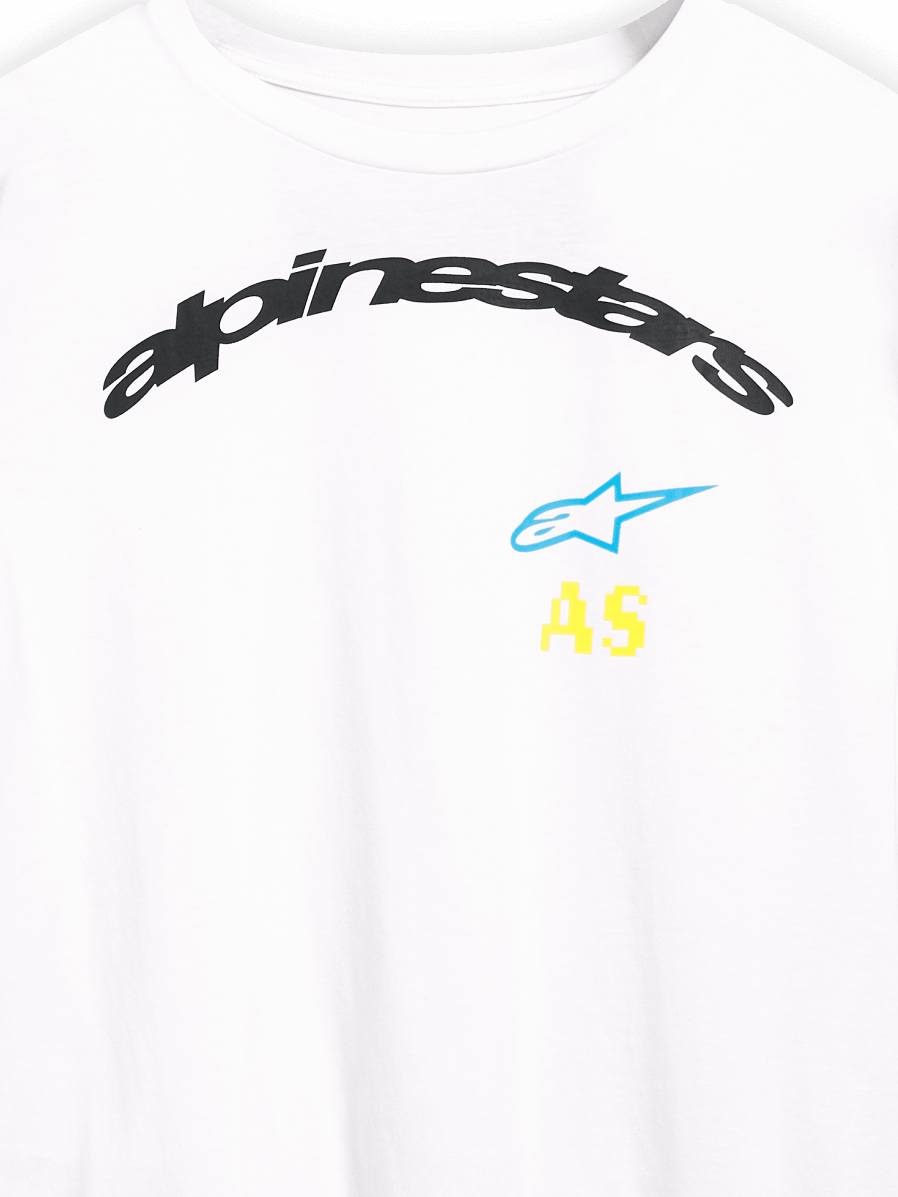Alpinestars Brundo CSF Tee z długim rękawem, zbliżenie na grafikę na piersi, biała, czarne łukowate logo Alpinestars z niebieską gwiazdą i żółtymi inicjałami AS, codzienna odzież sportowa