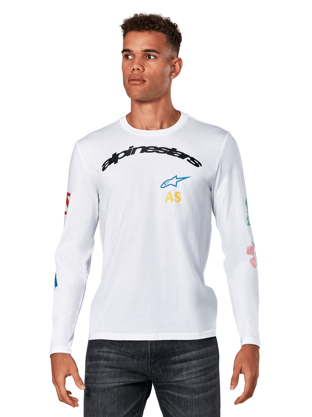 Alpinestars Brundo CSF Long Sleeve Tee, biała męska koszulka z długim rękawem, zakrzywione czarne logo Alpinestars z niebieską gwiazdą i żółtymi inicjałami AS, kolorowe nadruki graficzne na rękawach, casualowa odzież motorsport streetwear