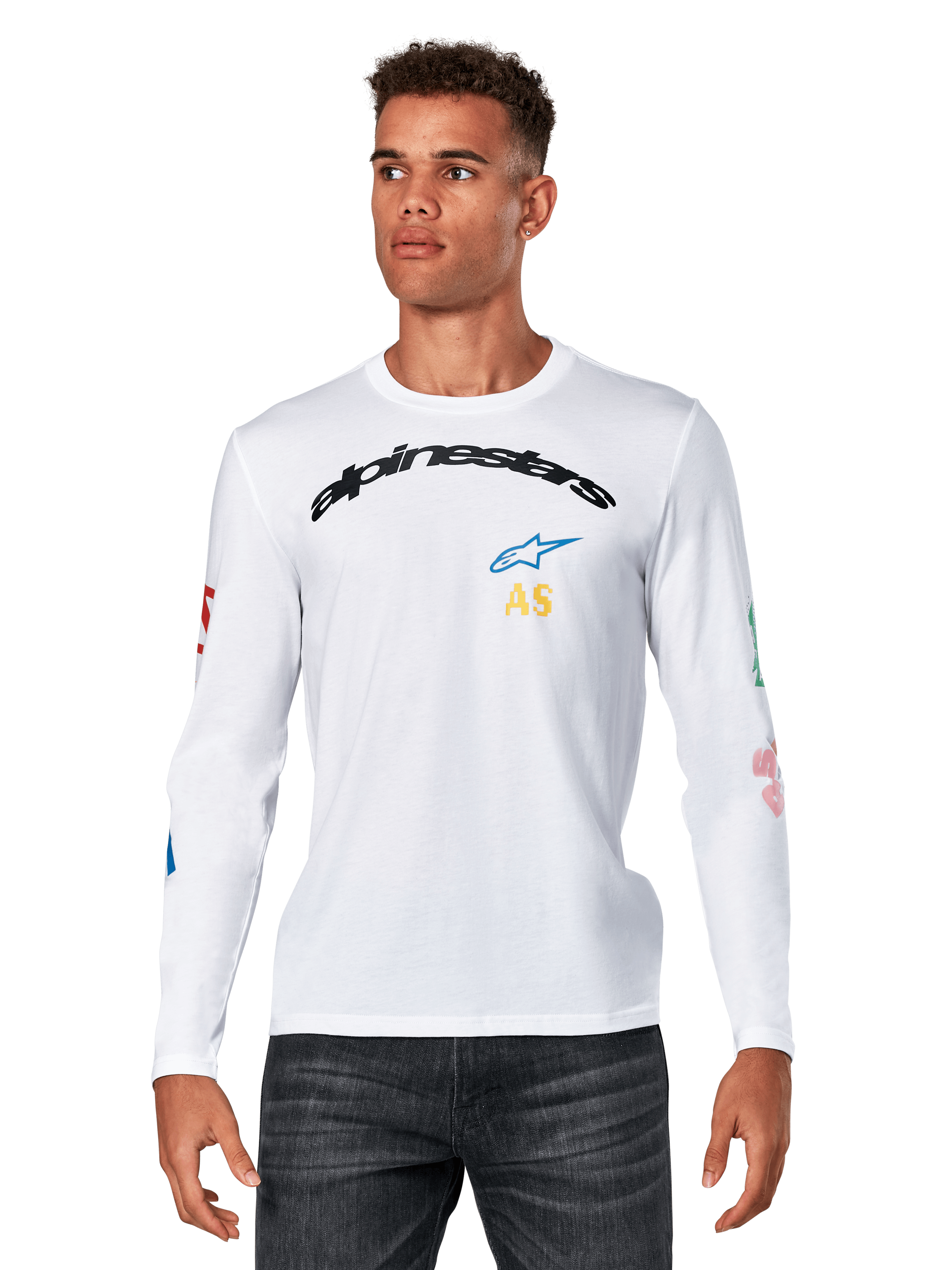Alpinestars Brundo CSF Long Sleeve Tee, biała męska koszulka z długim rękawem, zakrzywione czarne logo Alpinestars z niebieską gwiazdą i żółtymi inicjałami AS, kolorowe nadruki graficzne na rękawach, casualowa odzież motorsport streetwear