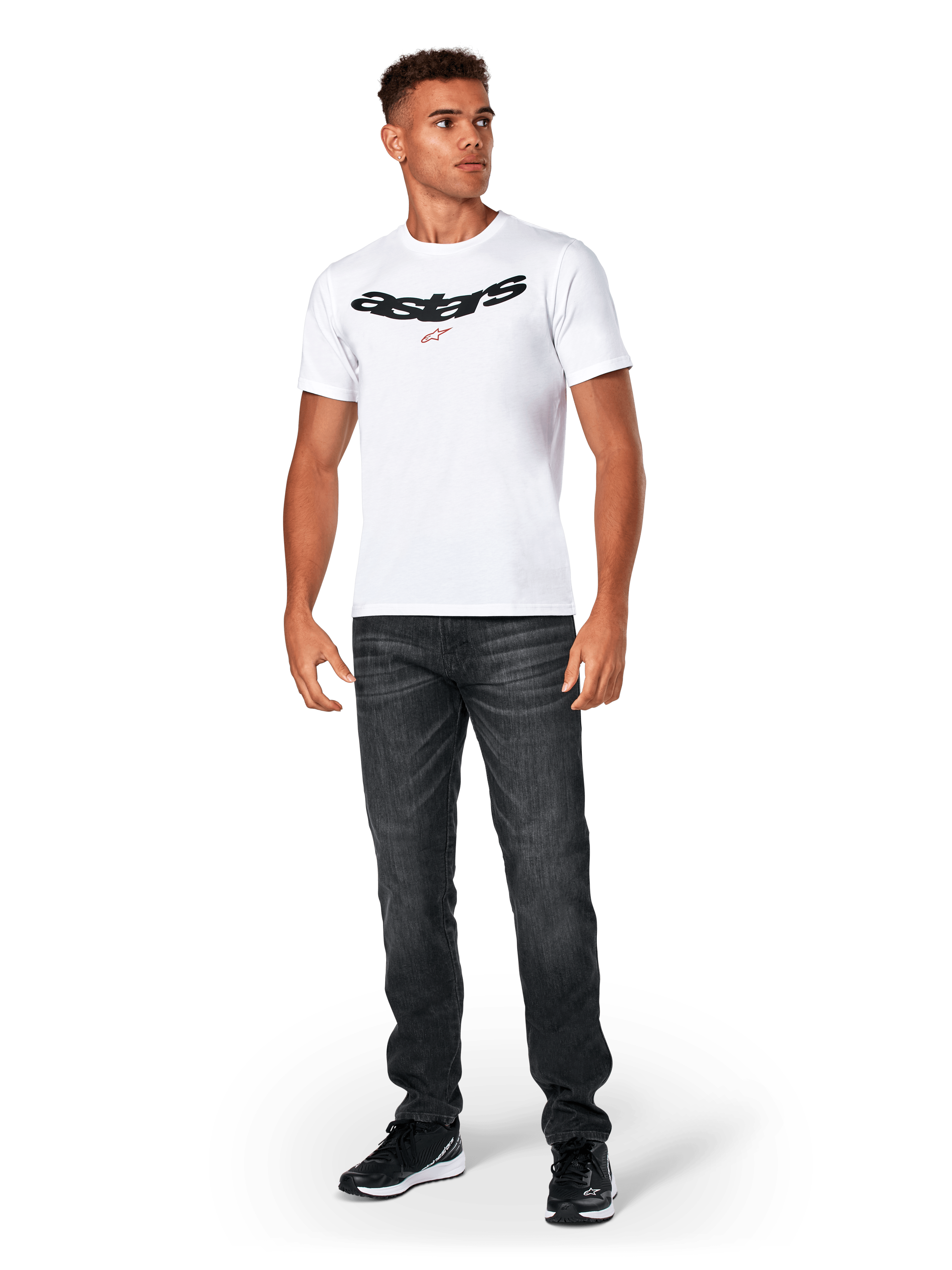 Alpinestars Elliptic CSF Tee, koszulka z krótkim rękawem, biała, czarne łukowate logo Astars z pomarańczowym symbolem gwiazdy, model w czarnych jeansach i sneakersach, codzienna odzież streetwearowa w stylu motorsport