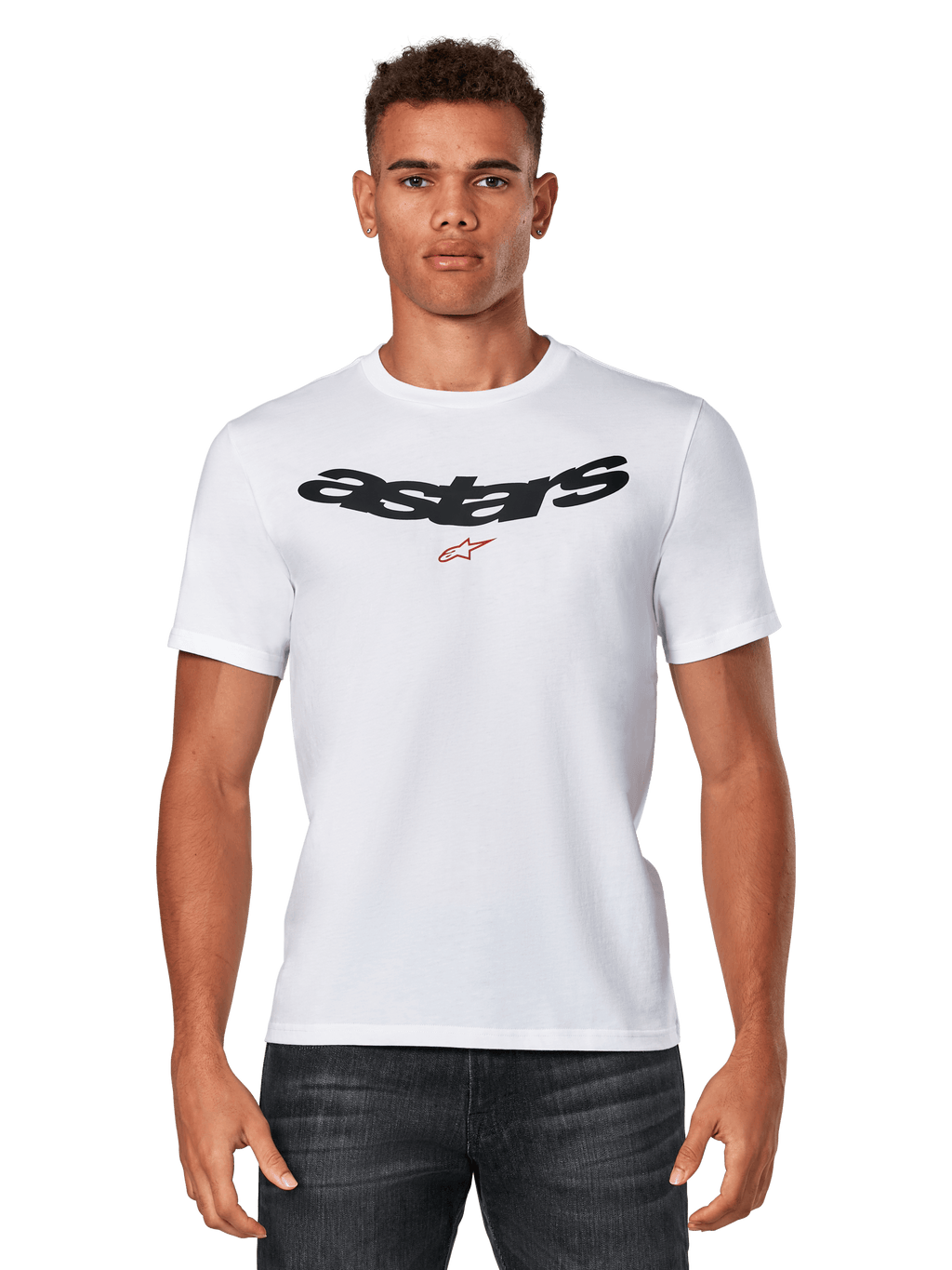 Alpinestars Elliptic CSF Tee, biała koszulka z krótkim rękawem prezentowana na modelu, czarne łukowate logo Astars z czerwoną gwiazdą na piersi, casualowa odzież motorsportowa