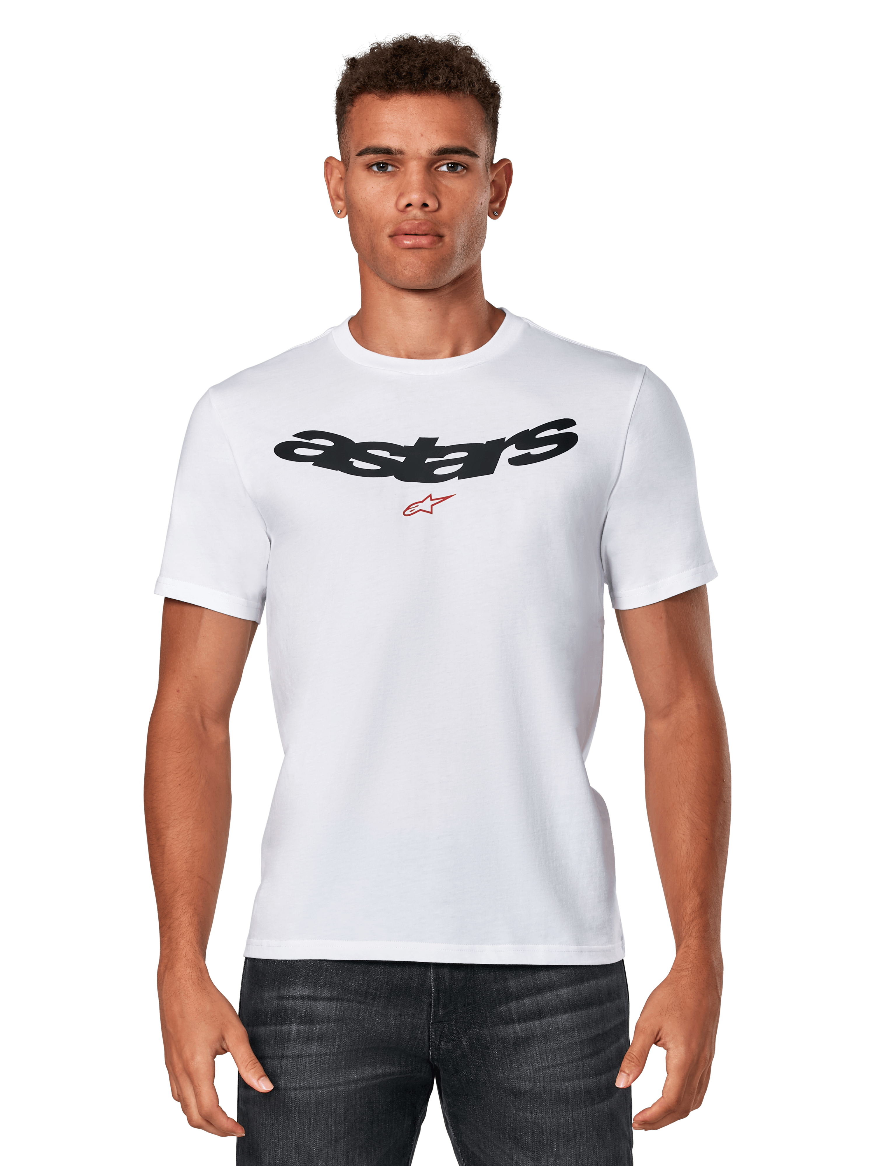 Alpinestars Elliptic CSF Tee, biała koszulka z krótkim rękawem prezentowana na modelu, czarne łukowate logo Astars z czerwoną gwiazdą na piersi, casualowa odzież motorsportowa