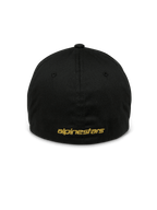 Alpinestars Gild Hat, czarna sportowa czapka z daszkiem, widok z tyłu ze złotym metalicznym płaskim haftem Alpinestars, zamknięta elastyczna konstrukcja typu flex back, usztywniona korona, codzienne nakrycie głowy inspirowane sportami motorowymi