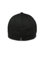 Alpinestars Arcstars Hat, czarna, widok z tyłu czapki typu flex-back, małe białe logo Astars na tylnej metce, strukturalna korona z dopasowanymi kolorystycznie otworami wentylacyjnymi, codzienne nakrycie głowy inspirowane sportami motorowymi
