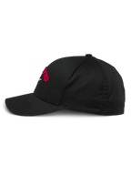 Alpinestars Arcstars Hat, czarna czapka z daszkiem, widok z boku, zakrzywiony daszek i strukturalna korona, czerwone haftowane logo 3D, odzież sportowa typu casual