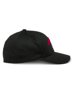 Alpinestars Arcstars Hat, czarna czapka z daszkiem, widok z boku, zakrzywiony daszek i usztywniona korona, materiał z elastycznego diagonalu, czerwone i białe haftowane detale, codzienne nakrycie głowy inspirowane sportami motorowymi