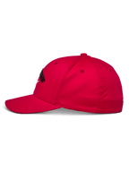 Alpinestars Arcstars Hat, czerwona czapka z daszkiem, widok z boku, strukturalna korona z zakrzywionym daszkiem, czarny haft 3D Astars, codzienna odzież sportowa typu motorsport