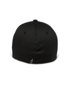 Alpinestars Setting Hat, czarna czapka z elastycznym tyłem, widok z tyłu ukazujący zamkniętą konstrukcję typu flex, małe białe haftowane logo gwiazdy na dolnym szwie, usztywniana korona z elastycznego diagonalu