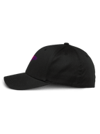 Alpinestars Setting Hat, czarna czapka z daszkiem, widok z profilu, zakrzywiony daszek z usztywnioną koroną, fioletowe haftowane logo 3D z gradacją, elastyczny diagonal