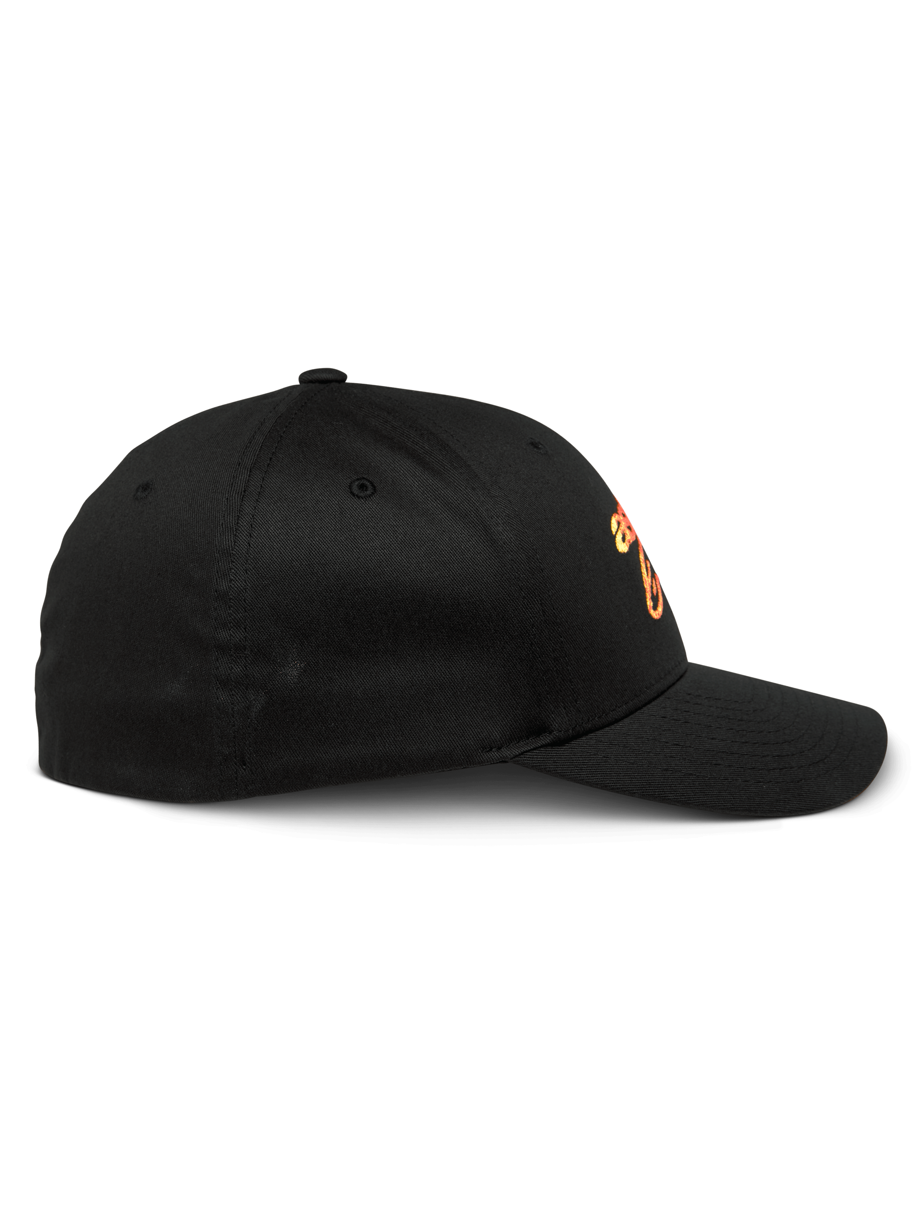 Alpinestars Setting Hat, czarna czapka z daszkiem, widok z profilu prezentujący zakrzywiony daszek i strukturalną koronę, haftowane logo z pomarańczową gradacją, codzienna odzież sportowa
