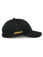 Alpinestars Sessionized Hat, czarna czapka z daszkiem typu snapback, widok z boku, złoty płaski haft astars z boku, strukturalna korona z zakrzywionym daszkiem, casualowe nakrycie głowy inspirowane sportami motorowymi