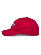 Czapka Alpinestars Profile, czerwony profil boczny, strukturalna korona i zakrzywiony daszek, 100% bawełniany splot skośny, biało-czarne haftowane logo, codzienne nakrycie głowy w stylu motorsportowym