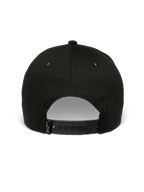 Alpinestars Metal Logo Hat, czarna czapka typu snapback, widok z tyłu pokazujący regulowane zapięcie snapback i małą tkaną metkę z logo, codzienny streetwear inspirowany sportami motorowymi