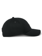 Alpinestars Metal Logo Hat, czarna czapka z daszkiem typu snapback, widok z profilu, zakrzywiony daszek, strukturalna korona z tkaniny mini pique, formowana w 3D metalowa naszywka z logo, casualowy styl motorsportowy