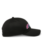 Alpinestars Canyon Hat, czarna czapka z daszkiem typu snapback, widok z profilu, zakrzywiony daszek, z bocznym haftem i ustrukturyzowaną koroną, casualowe nakrycie głowy motorsport