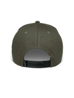 Alpinestars Canyon Hat, kolor Military Green, widok z tyłu przedstawiający regulowane czarne zapięcie typu snapback, usztywniona korona z bawełnianej tkaniny o splocie skośnym, mała czarna tkana metka z białym logo Astars, codzienne nakrycie głowy w stylu motorsportowym