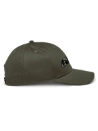 Czapka Alpinestars Canyon, widok z boku, kolor Military Green, strukturalna korona z zakrzywionym daszkiem, haftowane logo Astars z wypełnieniem kamuflażowym, codzienna odzież uliczna inspirowana sportami motorowymi