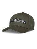 Alpinestars Canyon Hat, oliwkowozielona czapka z daszkiem, sztywna korona z zakrzywionym daszkiem, duże logo Astars z kamuflażowym wypełnieniem z przodu, boczna haftowana gwiazda, casualowy styl motorsportowy