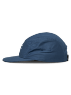 Alpinestars Peasy Hat, 5-panelowa czapka typu jockey, niebieska, widok z boku, płaski daszek, nieusztywniona korona, tkanina o splocie skośnym, casualowe nakrycie głowy inspirowane sportami motorowymi