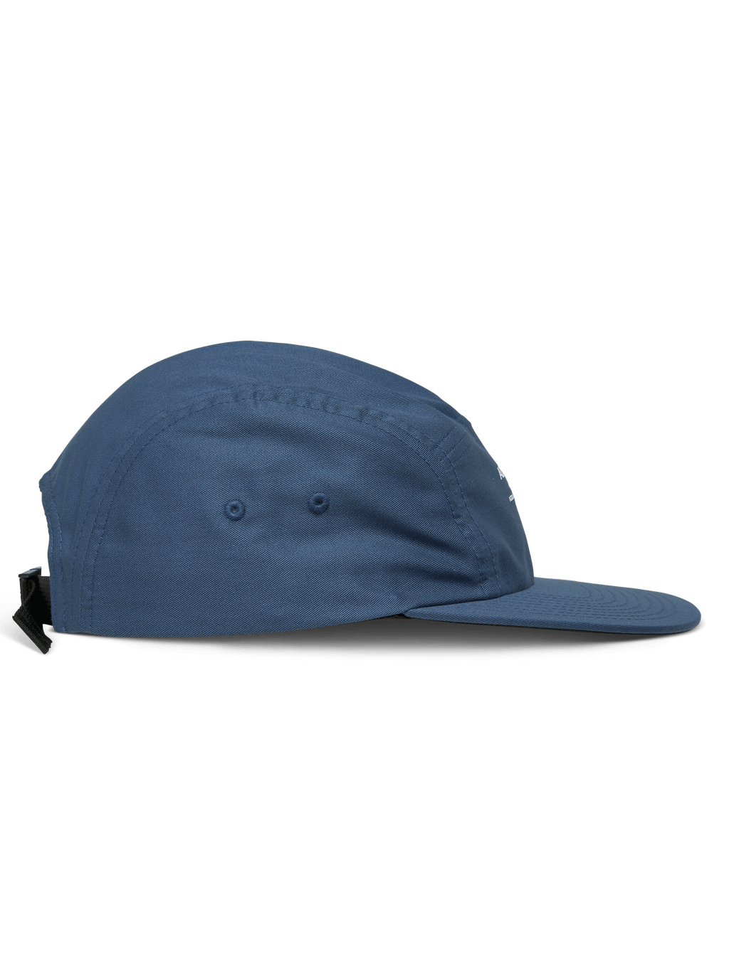 Alpinestars Peasy Hat, 5-panelowa czapka typu jockey, niebieska, widok z boku przedstawiający płaski daszek i nieusztywnioną koronę, tkanina o splocie skośnym z otworami wentylacyjnymi, pasek z zapięciem na klamrę, sportowy styl casual