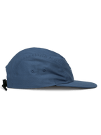 Alpinestars Peasy Hat, 5-panelowa czapka typu jockey, niebieska, widok z boku przedstawiający płaski daszek i nieusztywnioną koronę, tkanina o splocie skośnym z otworami wentylacyjnymi, pasek z zapięciem na klamrę, sportowy styl casual