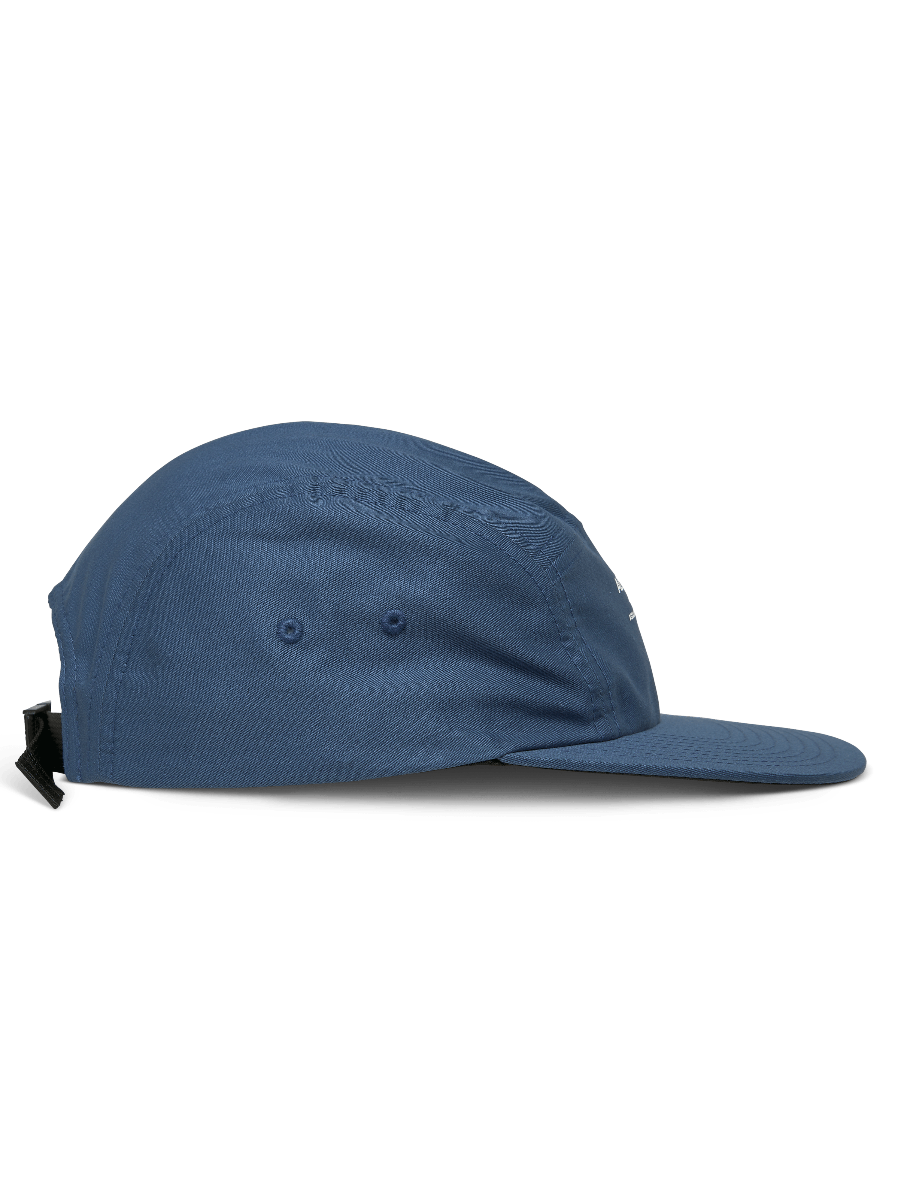 Alpinestars Peasy Hat, 5-panelowa czapka typu jockey, niebieska, widok z boku przedstawiający płaski daszek i nieusztywnioną koronę, tkanina o splocie skośnym z otworami wentylacyjnymi, pasek z zapięciem na klamrę, sportowy styl casual
