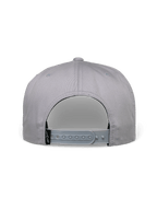 Alpinestars Glphy Hat, szara czapka typu snapback, widok z tyłu z regulowanym zapięciem, czarna tkana etykieta z logo, sztywna korona, casualowy styl streetwearowy