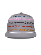 Alpinestars Glphy Hat, szara czapka z płaskim daszkiem typu snapback, sztywna korona z wielokolorowym poziomym nadrukiem logo, biały ozdobny sznurek przy daszku, casualowe nakrycie głowy inspirowane motorsportem