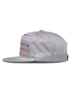 Alpinestars Glphy Hat, szara czapka z daszkiem snapback, widok z boku, płaski daszek z białym ozdobnym sznurkiem, wielokolorowy nadruk logo z przodu i białe haftowane logo z boku, casual motorsport streetwear