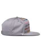 Alpinestars Glphy Hat, szara czapka snapback z płaskim daszkiem, wielokolorowy nadruk z logo, biały ozdobny sznurek przy daszku, sztywna korona, codzienne nakrycie głowy inspirowane sportami motorowymi