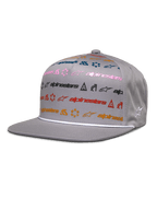 Alpinestars Glphy Hat, szara czapka z płaskim daszkiem typu snapback, kolorowy nadruk z wieloma logo w kolorach różowym, niebieskim, czerwonym i pomarańczowym, biały ozdobny sznurek nad daszkiem, sztywna korona z haftowanym logo gwiazdy z boku
