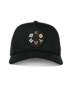 Alpinestars Gambit Trucker Hat, czarna czapka z daszkiem typu trucker, widok z przodu, okrągła haftowana naszywka z kolorowym napisem ASTARS, zakrzywiony daszek i siatkowy tył, codzienne nakrycie głowy inspirowane sportami motorowymi