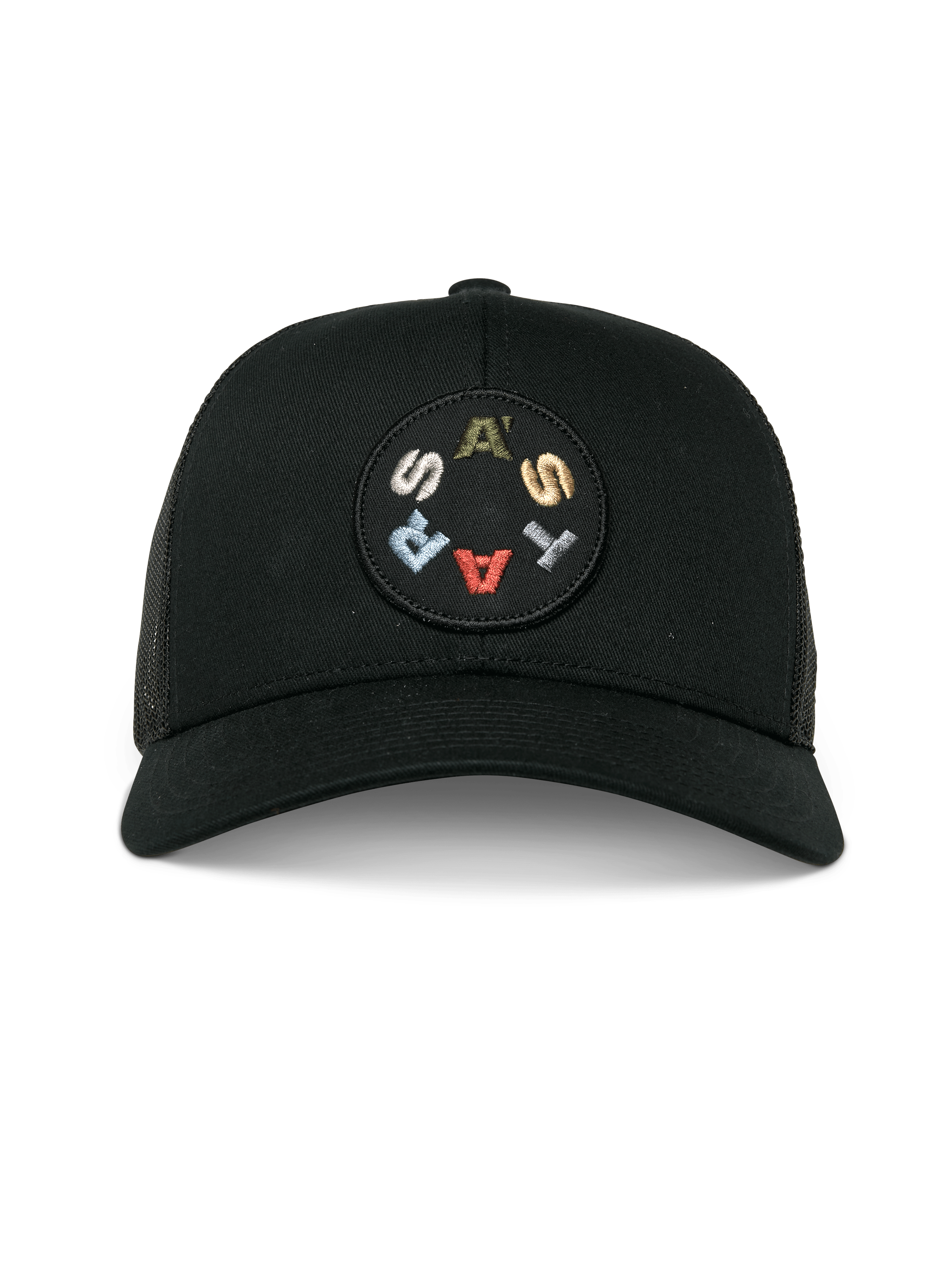 Alpinestars Gambit Trucker Hat, czarna czapka z daszkiem typu trucker, widok z przodu, okrągła haftowana naszywka z kolorowym napisem ASTARS, zakrzywiony daszek i siatkowy tył, codzienne nakrycie głowy inspirowane sportami motorowymi