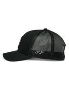 Alpinestars Gambit Trucker Hat, czarna czapka typu trucker, widok z boku prezentujący zakrzywiony daszek i siatkowy tył, białe logo gwiazdy Alpinestars z boku, codzienne nakrycie głowy inspirowane sportami motorowymi