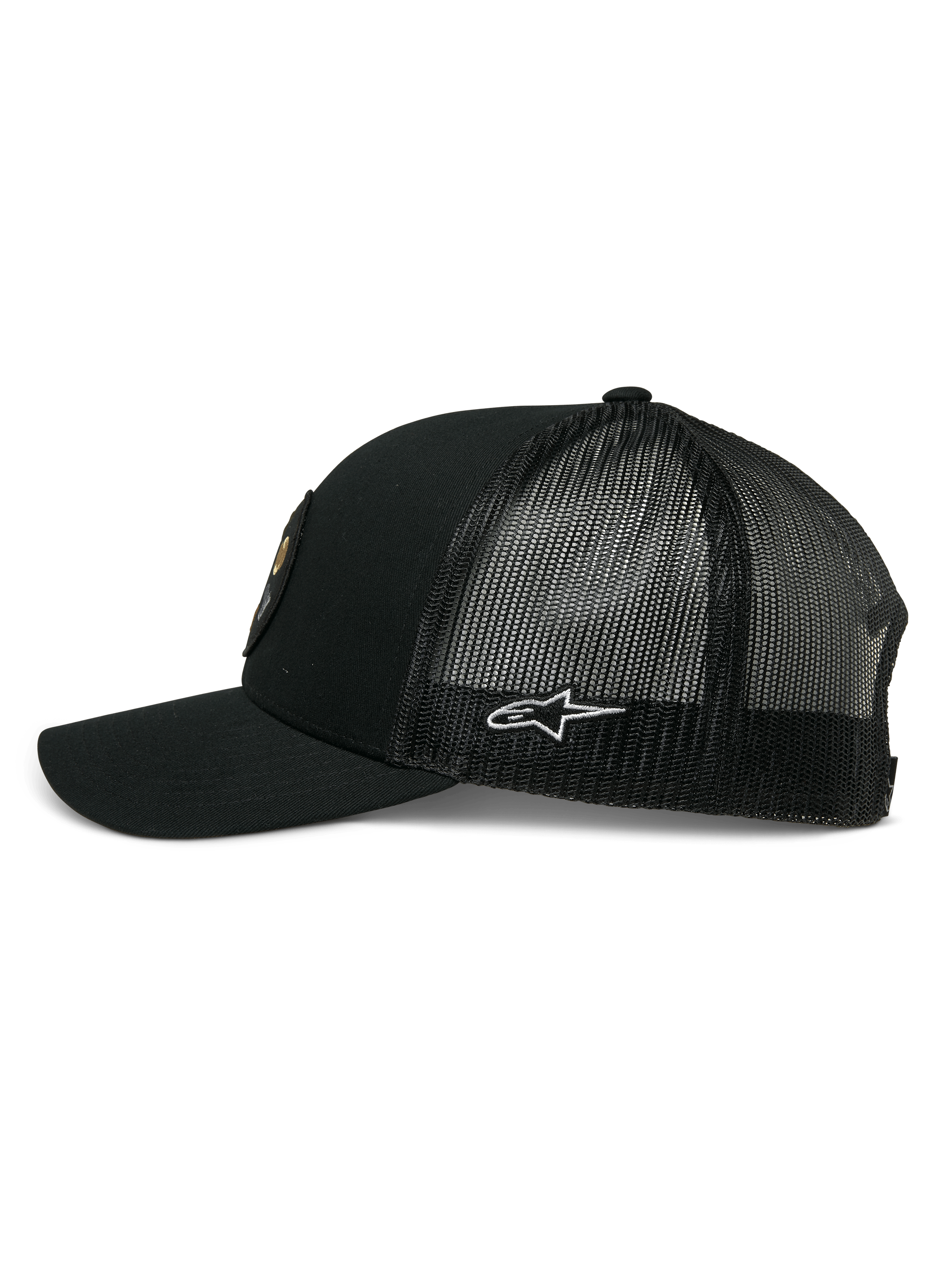 Alpinestars Gambit Trucker Hat, czarna czapka typu trucker, widok z boku prezentujący zakrzywiony daszek i siatkowy tył, białe logo gwiazdy Alpinestars z boku, codzienne nakrycie głowy inspirowane sportami motorowymi
