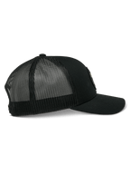 Alpinestars Gambit Trucker Hat, czapka typu trucker, czarna, zakrzywiony daszek, usztywniony przód z twillu i przewiewna siateczka z tyłu, motorsportowy styl streetwear, widok z profilu