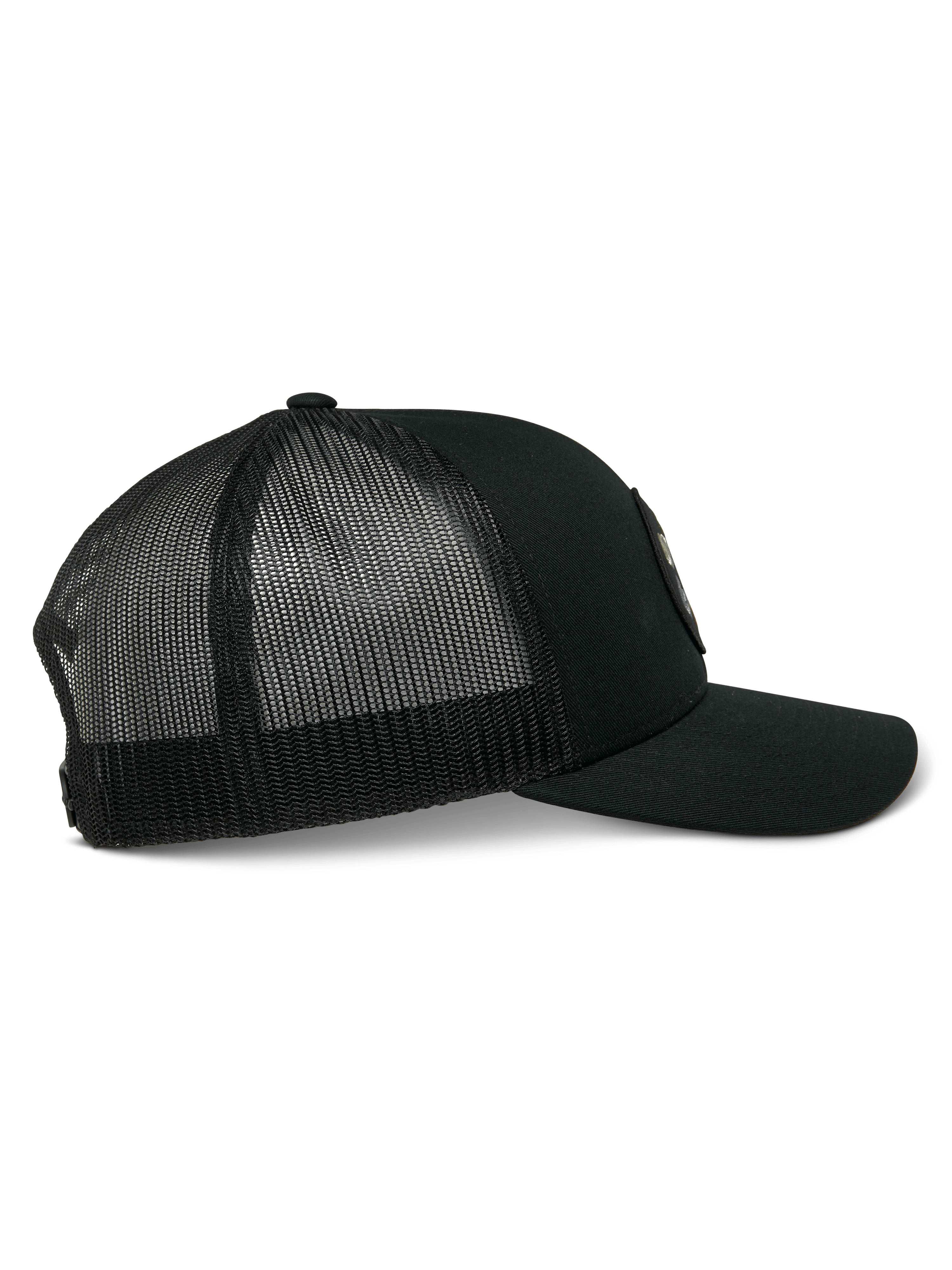 Alpinestars Gambit Trucker Hat, czapka typu trucker, czarna, zakrzywiony daszek, usztywniony przód z twillu i przewiewna siateczka z tyłu, motorsportowy styl streetwear, widok z profilu