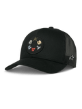 Czapka Alpinestars Gambit Trucker, czarna, z okrągłą naszywką z przodu z kolorowymi haftowanymi literami, oddychającymi panelami z siatki, zakrzywionym daszkiem i małym białym logo z boku, codzienne nakrycie głowy w stylu motorsportowym