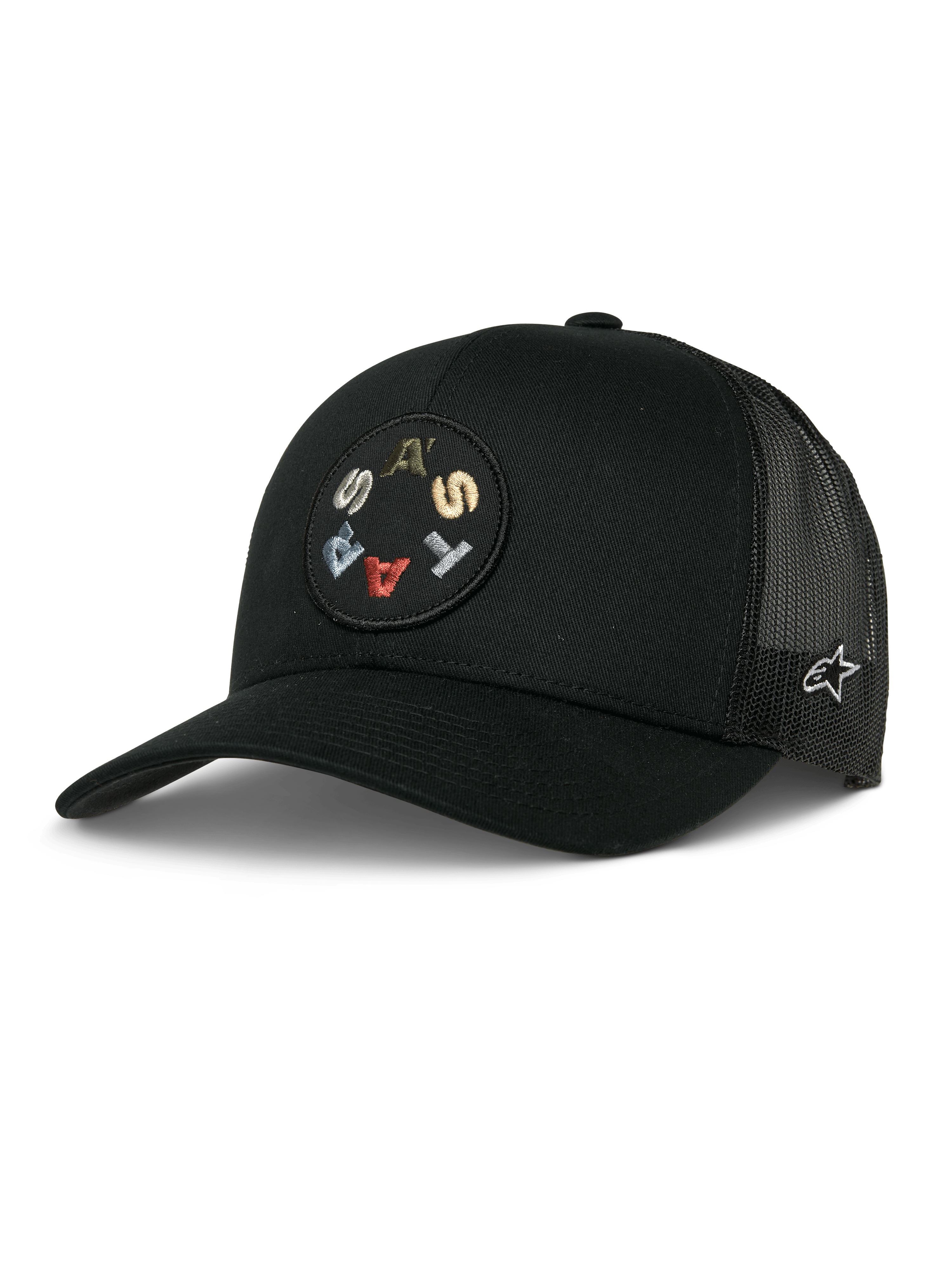 Czapka Alpinestars Gambit Trucker, czarna, z okrągłą naszywką z przodu z kolorowymi haftowanymi literami, oddychającymi panelami z siatki, zakrzywionym daszkiem i małym białym logo z boku, codzienne nakrycie głowy w stylu motorsportowym
