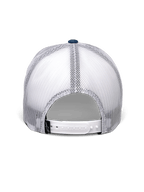 Alpinestars Gambit Trucker Hat, niebiesko-biała czapka z daszkiem, widok od tyłu z przewiewnymi białymi panelami z siatki, białe zapięcie typu snapback z małą czarną metką z logo Alpinestars, nakrycie głowy inspirowane motorsportem