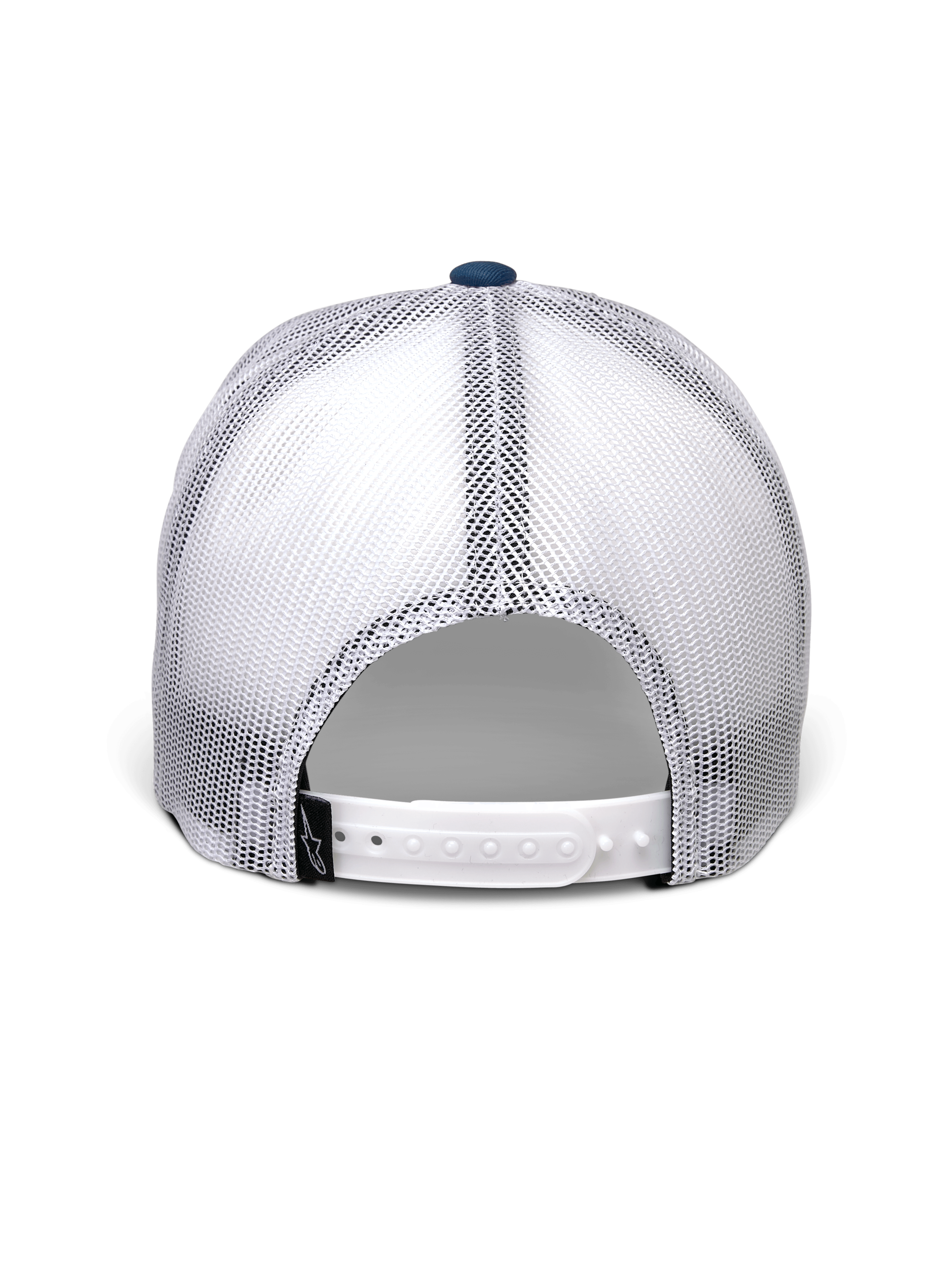 Alpinestars Gambit Trucker Hat, niebiesko-biała czapka z daszkiem, widok od tyłu z przewiewnymi białymi panelami z siatki, białe zapięcie typu snapback z małą czarną metką z logo Alpinestars, nakrycie głowy inspirowane motorsportem
