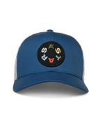Alpinestars Gambit Trucker Hat, niebiesko-biała, niebieska strukturalna korona z zakrzywionym daszkiem i białą siatką z tyłu, z okrągłą czarną naszywką z wielokolorowym napisem ASTARS, codzienne nakrycie głowy w stylu motorsportowym