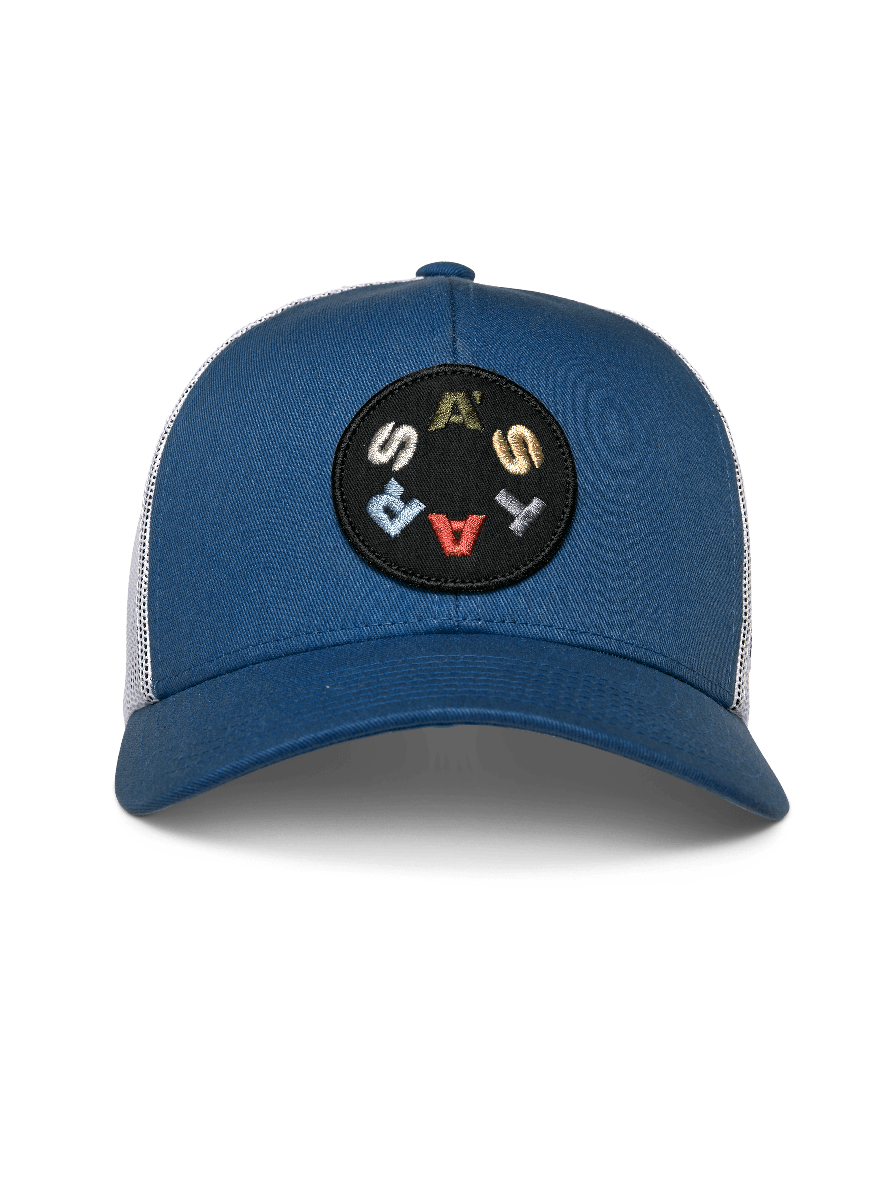 Alpinestars Gambit Trucker Hat, niebiesko-biała, niebieska strukturalna korona z zakrzywionym daszkiem i białą siatką z tyłu, z okrągłą czarną naszywką z wielokolorowym napisem ASTARS, codzienne nakrycie głowy w stylu motorsportowym