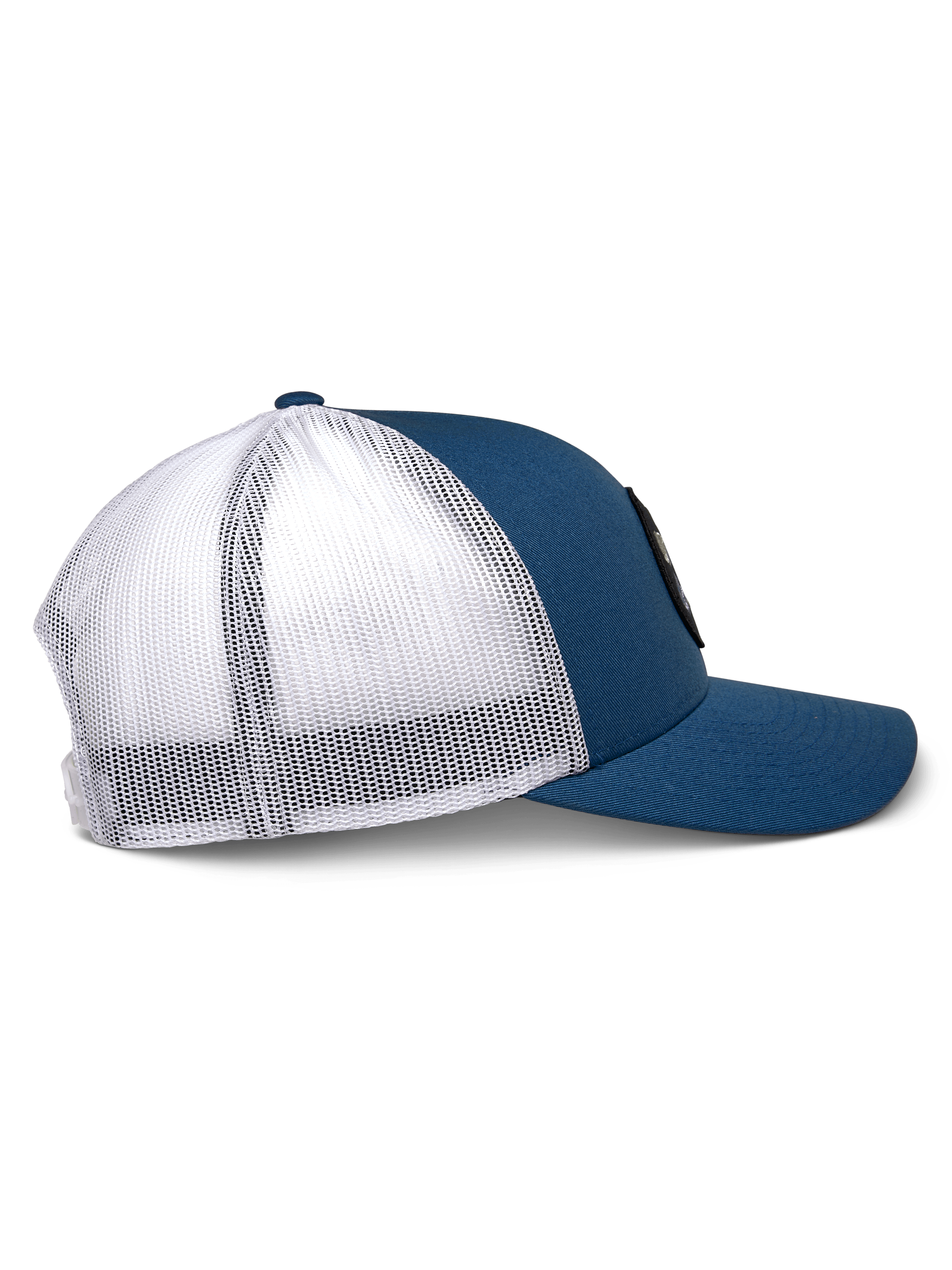 Alpinestars Gambit Trucker Hat, niebiesko-biała, widok z boku, zakrzywiony daszek z usztywnioną koroną, niebieskie przednie panele z kepru i biała siatka poliestrowa z tyłu, codzienne nakrycie głowy inspirowane sportami motorowymi
